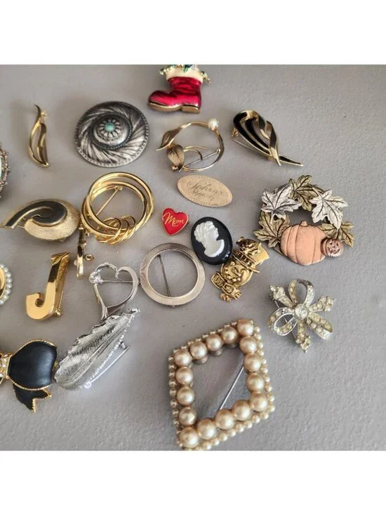 Vintage Brooch Pin Lot - Assorted Styles, Pearl, Enamel, Gold Tone - Picture 2 of 8